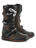Alpinestars Tech-T Boots, stivali da moto da trial, pelle oliata marrone con accenti neri, dotati di placche parastinchi ergonomiche con logo Alpinestars bianco, sistema di chiusura a tre fibbie e suola nera con striscia rossa, calzatura robusta da fuoristrada