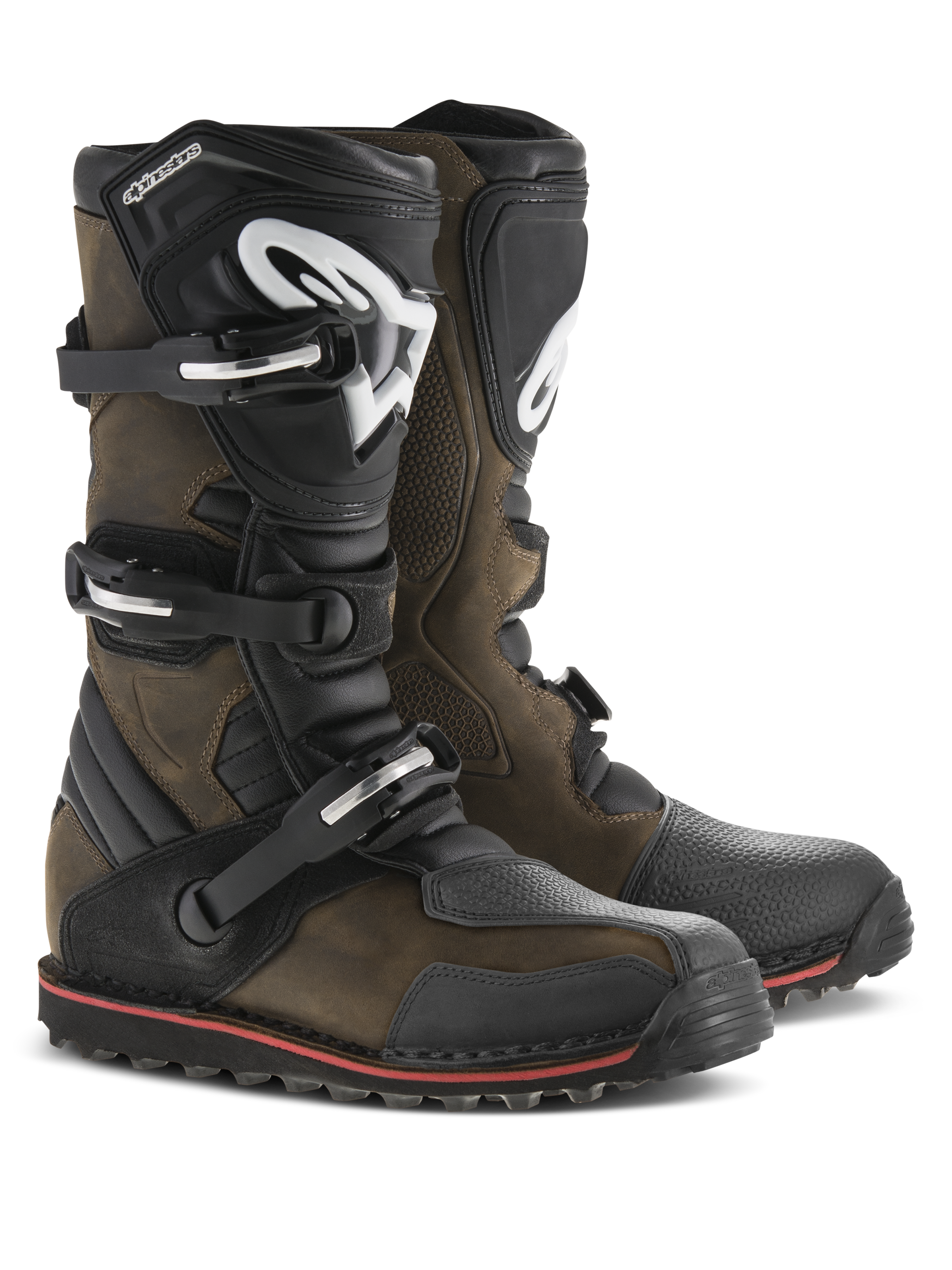 Alpinestars Tech-T Boots, stivali da moto da trial, pelle oliata marrone con accenti neri, dotati di placche parastinchi ergonomiche con logo Alpinestars bianco, sistema di chiusura a tre fibbie e suola nera con striscia rossa, calzatura robusta da fuoristrada