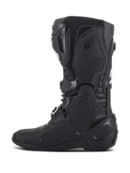 Stivali Alpinestars Tech 10, stivali da motocross neri, vista di profilo laterale, costruzione avanzata della calotta in TPU, design aerodinamico con chiusure a fibbia e pannelli protettivi testurizzati per prestazioni professionali nel racing fuoristrada