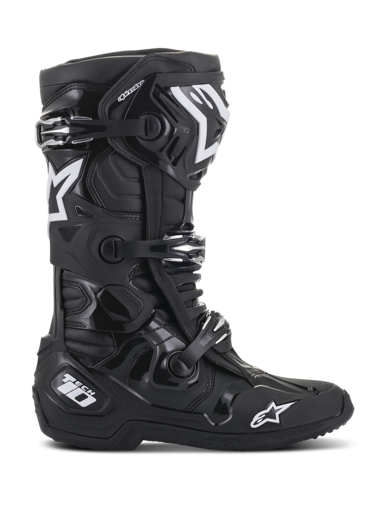 Stivali Alpinestars Tech 10, stivali da motocross, nero, vista laterale con loghi a stella Alpinestars bianchi e branding Tech 10, sistema di chiusura a tre fibbie, robusta struttura in TPU e microfibra per gare off-road professionali