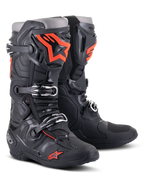 Stivali Alpinestars Tech 10, stivali da motocross, nero e rosso fluorescente, con sistema di chiusura a tripla fibbia, calotta tecnica in TPU e vivaci loghi arancioni, calzature protettive professionali per gare off-road.