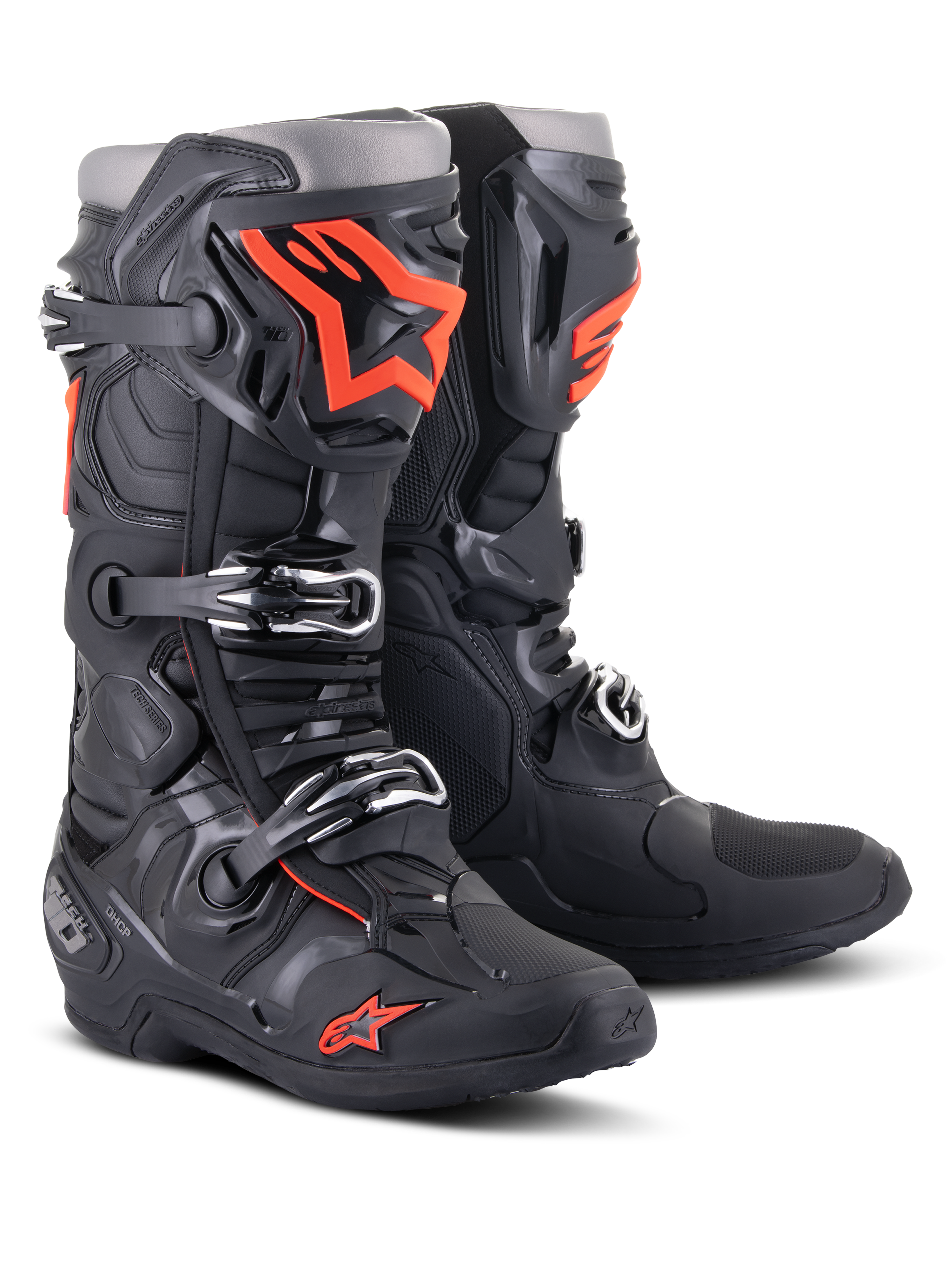 Stivali Alpinestars Tech 10, stivali da motocross, nero e rosso fluorescente, con sistema di chiusura a tripla fibbia, calotta tecnica in TPU e vivaci loghi arancioni, calzature protettive professionali per gare off-road.