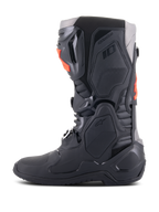 Stivali Alpinestars Tech 10, stivali da motocross, nero e rosso fluo, vista di profilo laterale, con telaio multicomponente, piastre protettive in TPU, fibbie in alluminio e design aerodinamico per corse fuoristrada.