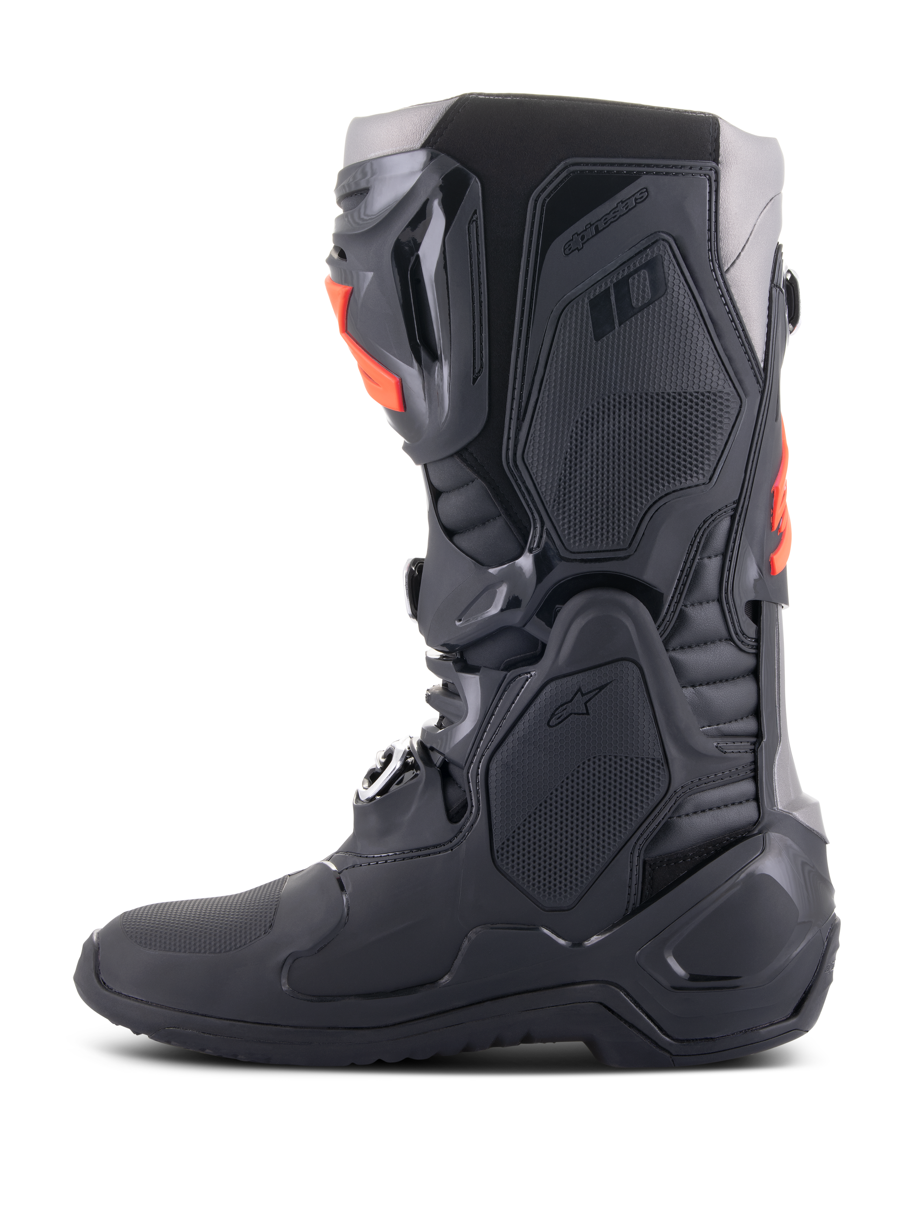 Stivali Alpinestars Tech 10, stivali da motocross, nero e rosso fluo, vista di profilo laterale, con telaio multicomponente, piastre protettive in TPU, fibbie in alluminio e design aerodinamico per corse fuoristrada.