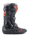 Alpinestars Tech 10 Boots, stivali da motocross e fuoristrada, nero e rosso fluo, con sistema di chiusura a tre fibbie, guscio protettivo in TPU sagomato, logo a stella rossa sulla punta e costruzione ad alte prestazioni per motocross professionale