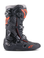 Alpinestars Tech 10 Boots, stivali da motocross e fuoristrada, nero e rosso fluo, con sistema di chiusura a tre fibbie, guscio protettivo in TPU sagomato, logo a stella rossa sulla punta e costruzione ad alte prestazioni per motocross professionale