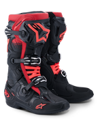 Stivali Alpinestars Tech 10, stivali da motocross, nero e rosso, sistema di chiusura a tripla fibbia, logo a stella Alpinestars rosso su parastinco e punta, marchio DHCP sul tallone, design protettivo professionale per competizioni fuoristrada