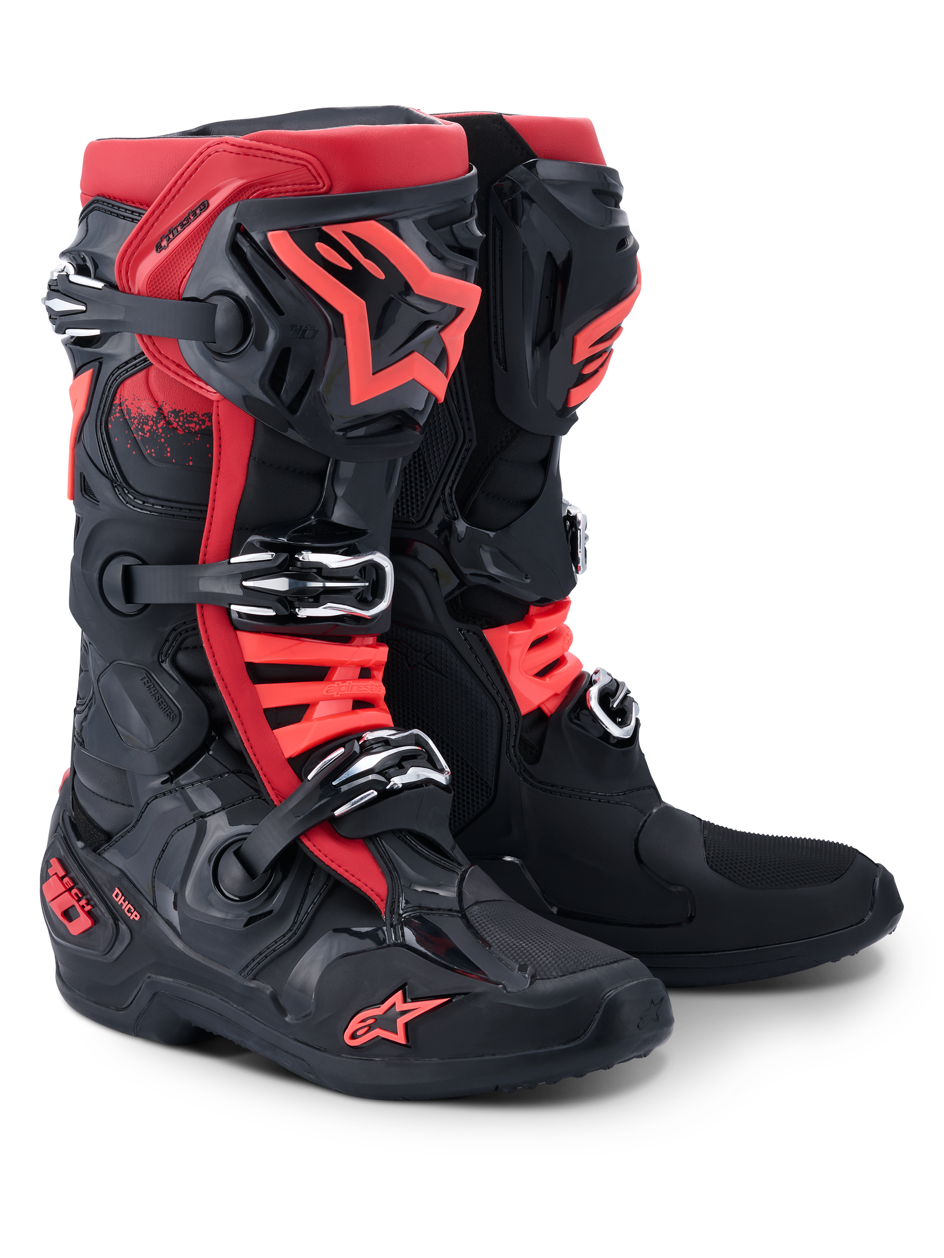 Stivali Alpinestars Tech 10, stivali da motocross, nero e rosso, sistema di chiusura a tripla fibbia, logo a stella Alpinestars rosso su parastinco e punta, marchio DHCP sul tallone, design protettivo professionale per competizioni fuoristrada