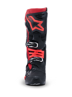 Stivali Alpinestars Tech 10, stivali da motocross, nero e rosso, vista frontale con grande logo a stella rosso sulla placca parastinco e chiusure con fibbie argentate, attrezzatura protettiva avanzata per corse fuoristrada