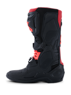 Stivali Alpinestars Tech 10, stivali da motocross, nero e rosso, vista laterale che mostra il telaio protettivo in TPU, fibbie in alluminio forgiato a freddo e design aerodinamico per il fuoristrada