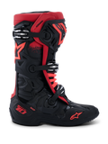 Stivali Alpinestars Tech 10, stivali da motocross, nero e rosso, vista di profilo laterale, tre fibbie in alluminio argentate, logo a stella rossa sul lato e sulla caviglia, marchio tecnologico DHCP sul tallone, telaio protettivo rinforzato per competizioni fuoristrada
