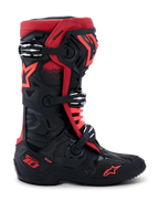 Stivali Alpinestars Tech 10, stivali da motocross, nero e rosso, vista di profilo laterale, tre fibbie in alluminio argentate, logo a stella rossa sul lato e sulla caviglia, marchio tecnologico DHCP sul tallone, telaio protettivo rinforzato per competizioni fuoristrada