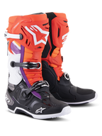 Alpinestars Tech 10 Boots, stivali da motocross, nero e arancione fluo con accenti rossi e viola, con sistema di chiusura a tripla fibbia, loghi Alpinestars bianchi su stinco e punta e guscio in TPU resistente per prestazioni da gara fuoristrada