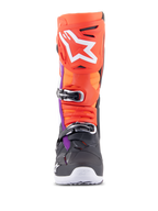 Stivali Alpinestars Tech 10, stivali da motocross, nero, rosso fluo, arancione fluo e bianco con accenti viola, vista frontale che mostra il sistema di chiusura multi-fibbia e il grande logo bianco sulla protezione dello stinco