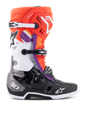 Stivali Alpinestars Tech 10, stivali da motocross, nero, arancione fluo, bianco e accenti viola, con sistema di chiusura a tripla fibbia, loghi a stella su stinco e punta e protezione del tallone DHCP, vista laterale di calzature da corsa fuoristrada.