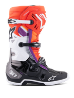 Stivali Alpinestars Tech 10, stivali da motocross, nero, arancione fluo, bianco e accenti viola, con sistema di chiusura a tripla fibbia, loghi a stella su stinco e punta e protezione del tallone DHCP, vista laterale di calzature da corsa fuoristrada.