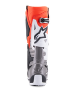 Stivali Alpinestars Tech 10, stivali da motocross, nero, rosso fluo, arancione fluo e bianco, vista posteriore con tomaia arancione brillante, piastra protettiva bianca con logo nero e sezione del tallone grigio metallizzato per prestazioni racing off-road