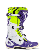 Stivali Alpinestars Tech 10 Dirt Studios® LE, stivali da motocross, viola, bianco e giallo fluo, profilo laterale con fibbie regolabili bianche, grafiche con motivo a stelle, componenti protettivi in TPU e suola robusta per prestazioni fuoristrada