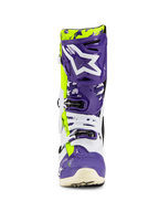 Alpinestars Tech 10 Dirt Studios® LE Boots, stivali da motocross, viola, bianco e giallo fluo, vista frontale con un grande logo bianco su una placca tibiale viola, sistema di chiusura multi-fibbia e guscio protettivo resistente per corse fuoristrada