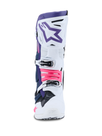 Stivali Alpinestars Tech 10, stivali da motocross, bianco, viola, blu navy e rosa fluo, vista frontale, caratterizzati da un guscio protettivo bianco con sezione superiore viola, logo a stella viola e accenti delle fibbie in rosa fluo, calzature da fuoristrada di livello professionale