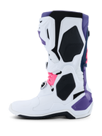 Stivali Alpinestars Tech 10, stivali da motocross, bianco, viola, blu navy e rosa fluo, profilo laterale con struttura principale bianca e accenti viola, blu navy e rosa neon, pannelli protettivi in TPU e design aerodinamico per prestazioni off-road