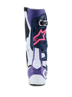 Stivali Alpinestars Tech 10, stivali da motocross, bianco, viola, blu navy e rosa fluo, vista posteriore con logo a stella Alpinestars rosa, protezione per il tallone viola e pannelli protettivi multicolore ad alte prestazioni