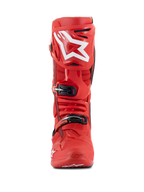 Stivali Alpinestars Tech 10, stivali da motocross, rossi, vista frontale con grande logo Alpinestars bianco sulla placca tibiale, chiusure con fibbie nere e scocca in TPU resistente per prestazioni fuoristrada