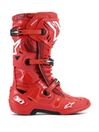 Stivali Alpinestars Tech 10, stivali da motocross, rossi con dettagli bianchi e neri, vista laterale con sistema di chiusura a tre fibbie, scocca in TPU rinforzata, loghi a stella bianchi e marchio tecnologico DHCP
