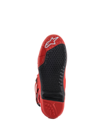 Stivali Alpinestars Tech 10, rosso, vista della suola, con inserto centrale nero sostituibile e trama micro-grip, logo Alpinestars bianco sulla punta, robusta struttura in gomma per motocross