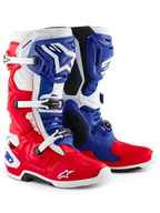 Alpinestars Tech 10 Limited Edition Fortitude, stivali da motocross, rosso acceso, bianco e blu, con chiusura a tripla fibbia, marchio Astars e design patriottico, struttura resistente in TPU e microfibra per prestazioni off-road d'élite