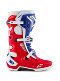 Alpinestars Limited Edition Fortitude Tech 10 Boot, stivale da motocross, design patriottico rosso brillante, bianco e blu, vista laterale con chiusura a tripla fibbia, guscio protettivo in TPU e logo Alpinestars sulla punta, calzatura da fuoristrada ad alte prestazioni