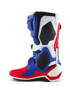 Stivale Alpinestars Limited Edition Fortitude Tech 10, stivale da motocross, rosso vivace, bianco e blu, vista laterale con telaio in TPU multi-pannello, inserti protettivi a nido d'ape neri e marchio Alpinestars, calzatura professionale per competizioni fuoristrada