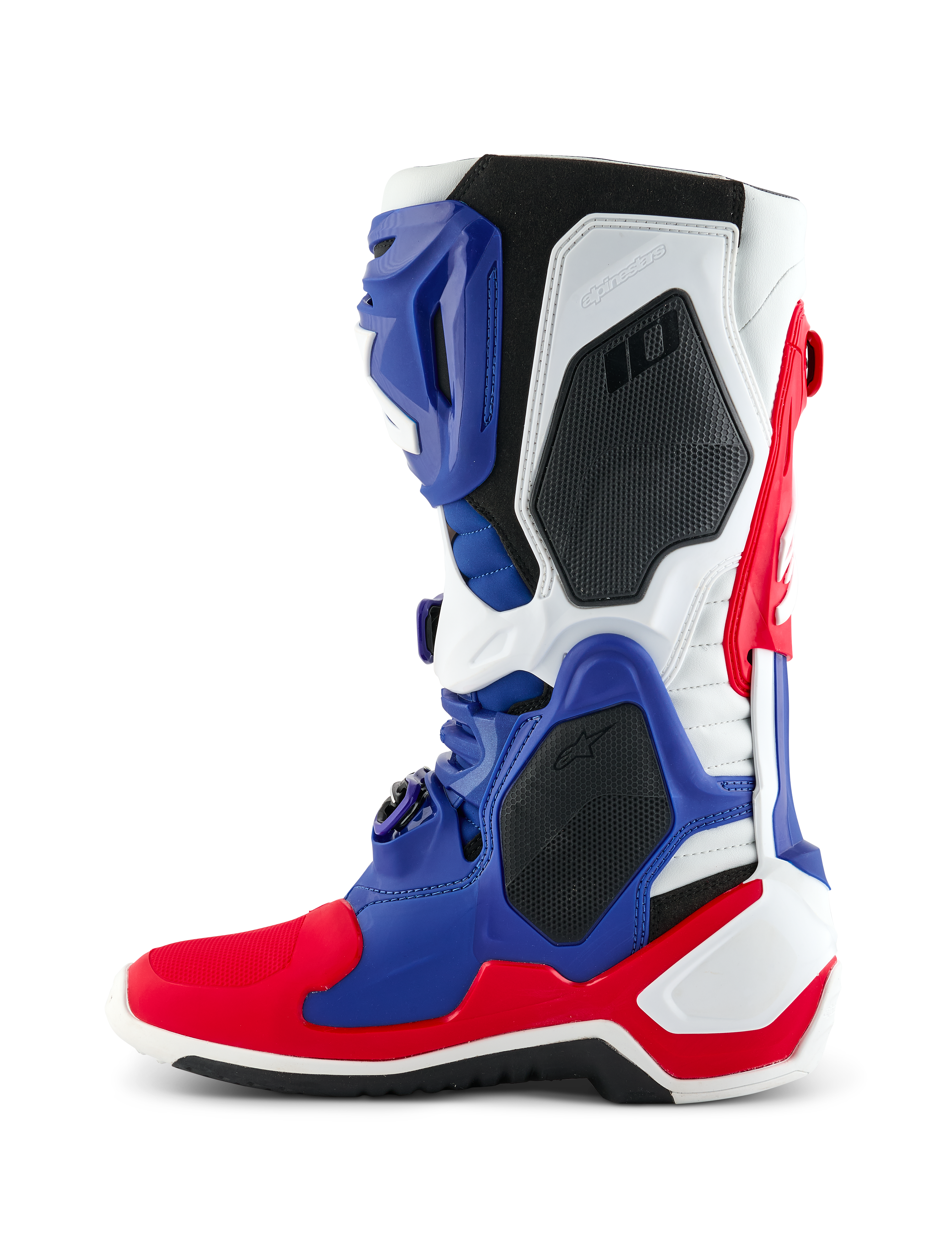 Stivale Alpinestars Limited Edition Fortitude Tech 10, stivale da motocross, rosso vivace, bianco e blu, vista laterale con telaio in TPU multi-pannello, inserti protettivi a nido d'ape neri e marchio Alpinestars, calzatura professionale per competizioni fuoristrada