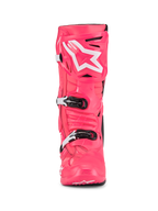 Stivali Alpinestars Tech 10, stivali da motocross, rosa Diva e bianco, vista frontale, con logo a stella bianco sulla placca tibiale, scocca in TPU resistente con fibbie bianche e nere, calzatura professionale per corse fuoristrada