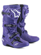 Stivali da motocross Alpinestars Tech 10, viola ultravioletto con accenti neri e bianchi, dotati di sistema di chiusura a tripla fibbia, calotta protettiva in TPU e loghi Alpinestars a stella, calzature da competizione fuoristrada ad alte prestazioni.