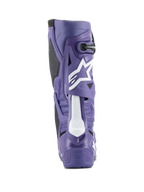 Stivale da motocross Alpinestars Tech 10, ultravioletto e nero, vista posteriore che mostra la calotta in TPU ad alta densità, logo Astars bianco sul polpaccio e tallone rinforzato per corse fuoristrada