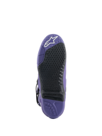 Stivali Alpinestars Tech 10, stivali da motocross, Ultraviolet Black, vista della suola con inserto grip nero sostituibile, suola viola con motivi testurizzati e logo a stella bianco sulla punta