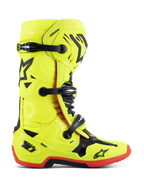 Stivali Alpinestars Tech 10, stivali da competizione motocross, giallo fluo con accenti neri e rossi, vista laterale con tripla chiusura a fibbia, placca parastinchi rinforzata, suola rossa ad alta trazione e protezione tallone DHCP, equipaggiamento professionale da moto fuoristrada