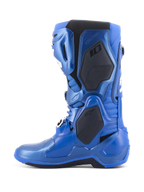 Stivali Alpinestars Tech 10, stivali da motocross, blu metallizzato e nero, vista di profilo che mostra i pannelli protettivi neri e la finitura blu metallizzata, design tecnico avanzato per competizioni professionistiche di motocross