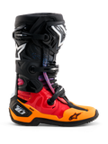 Alpinestars Limited Edition Tech 10 Black Hole Boots, stivali da motocross, colorazione Black Burst con sfumature rosso e arancione e schizzi blu, loghi a stella Alpinestars bianchi, sistema di chiusura a tripla fibbia e telaio protettivo DHCP sul tallone, profilo laterale