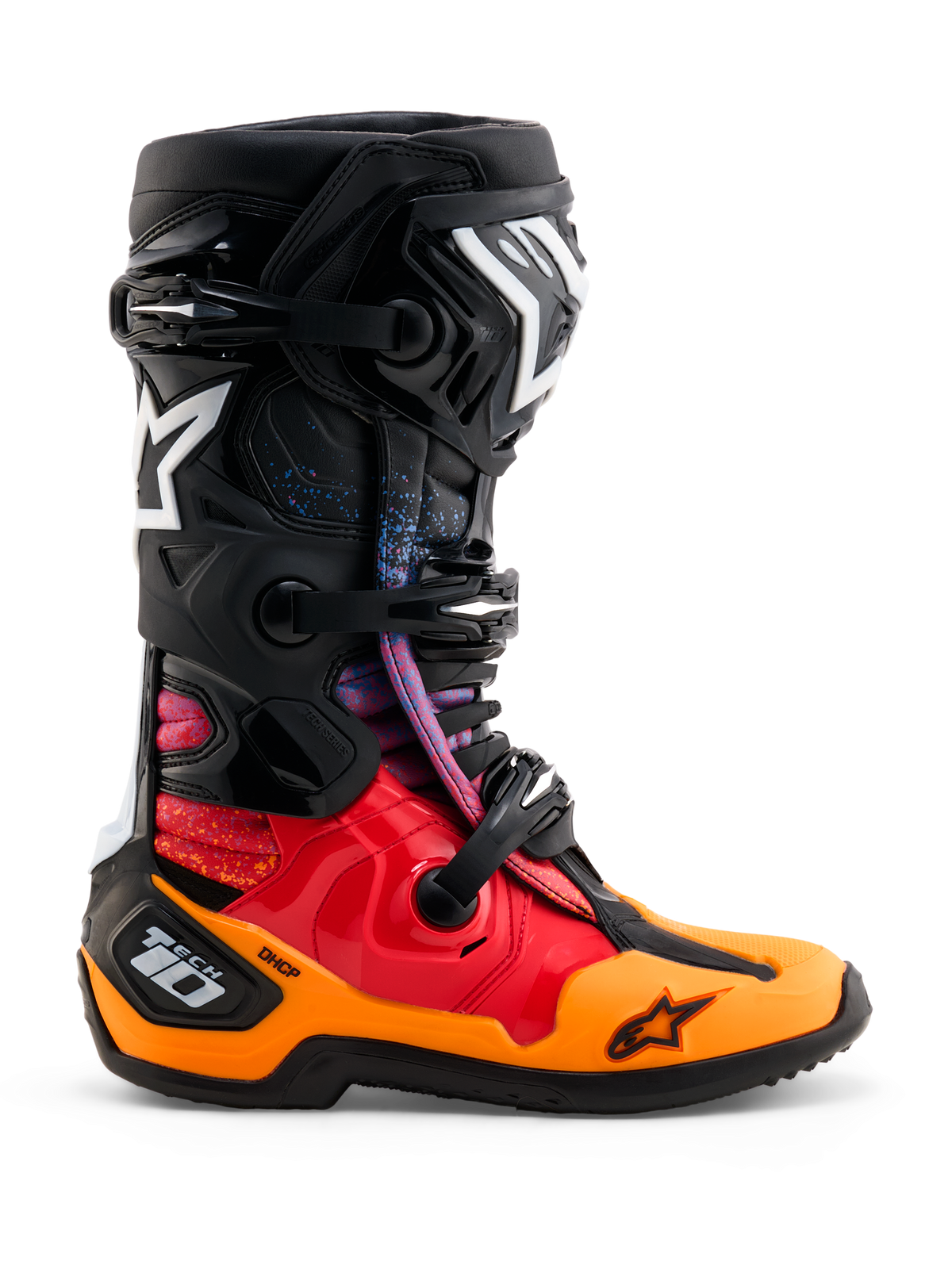 Alpinestars Limited Edition Tech 10 Black Hole Boots, stivali da motocross, colorazione Black Burst con sfumature rosso e arancione e schizzi blu, loghi a stella Alpinestars bianchi, sistema di chiusura a tripla fibbia e telaio protettivo DHCP sul tallone, profilo laterale