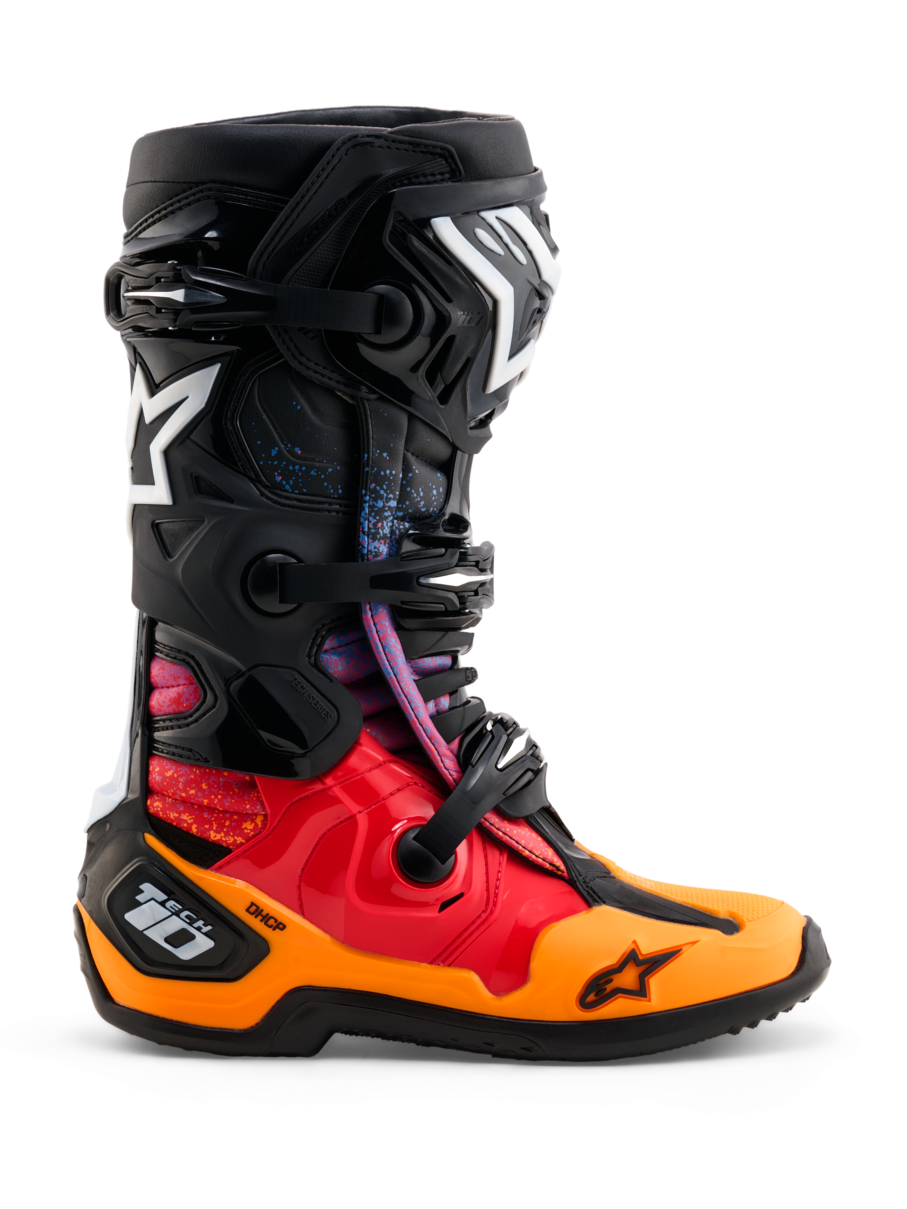 Alpinestars Limited Edition Tech 10 Black Hole Boots, stivali da motocross, colorazione Black Burst con sfumature rosso e arancione e schizzi blu, loghi a stella Alpinestars bianchi, sistema di chiusura a tripla fibbia e telaio protettivo DHCP sul tallone, profilo laterale
