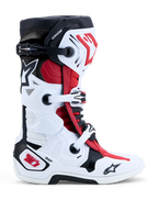 Stivali Alpinestars Tech 10, stivali da motocross e fuoristrada in bianco, nero e rosso acceso, vista laterale con resistente guscio in TPU, sistema di chiusura a fibbie e Dynamic Heel Compression Protector (DHCP).