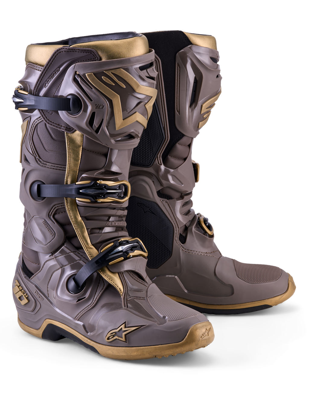 Stivali Alpinestars Tech 10 Air Gold marrone terra e oro, guscio in TPU leggero e tre fibbie per il motocross.