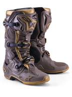 Stivali Alpinestars Tech 10 Air Gold marrone terra e oro, guscio in TPU leggero e tre fibbie per il motocross.