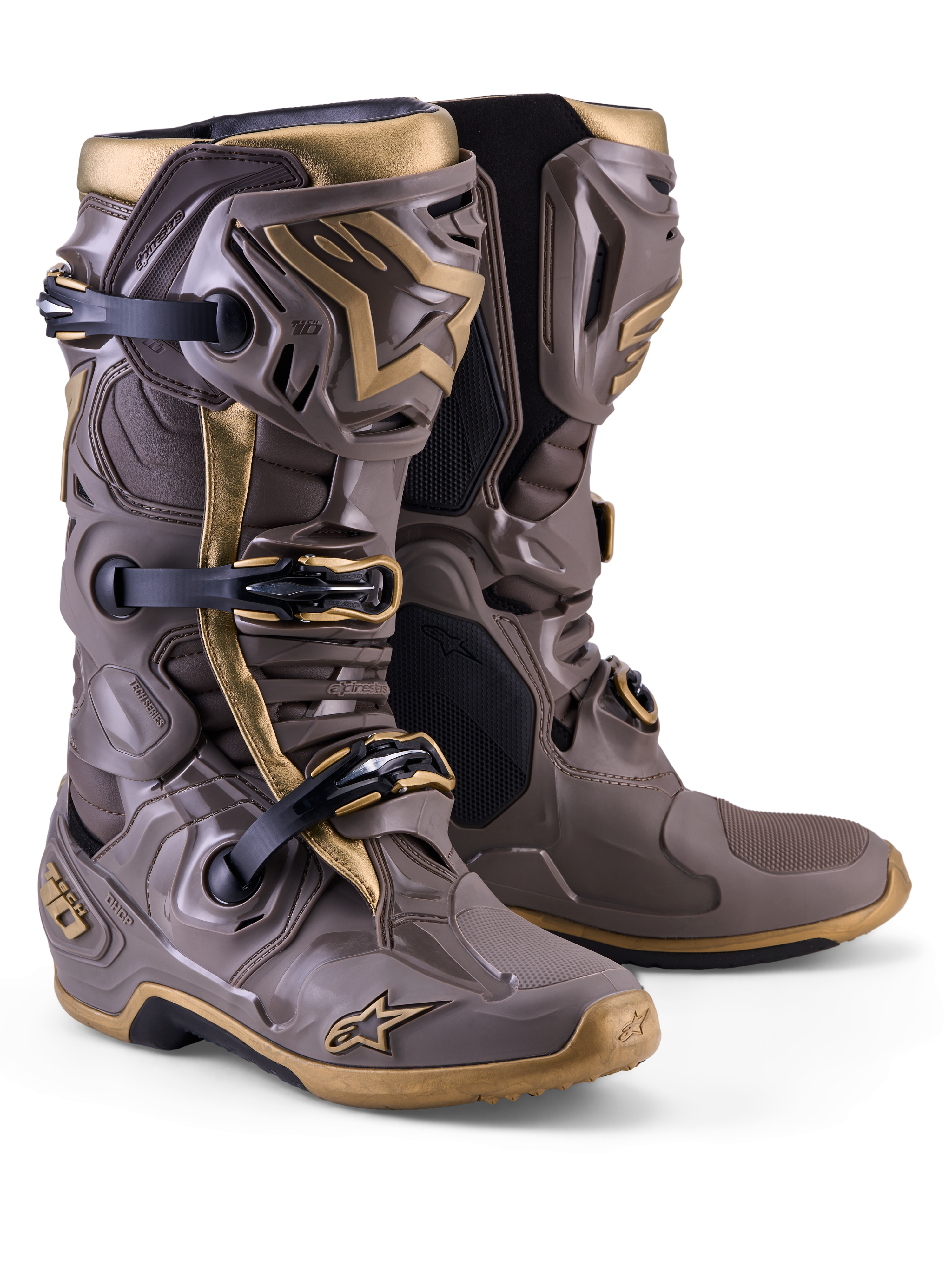 Stivali Alpinestars Tech 10 Air Gold marrone terra e oro, guscio in TPU leggero e tre fibbie per il motocross.