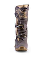 Stivale motocross Alpinestars Tech 10 Air Gold in Earth Brown Gold, con protezioni in TPU e dettagli oro metallizzato.