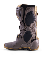 Stivali Alpinestars Tech 10 Air Gold in Earth Brown Gold, con guscio protettivo in TPU e dettagli metallizzati color oro.