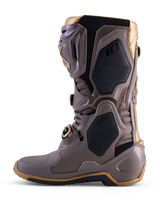 Stivali Alpinestars Tech 10 Air Gold in Earth Brown Gold, con guscio protettivo in TPU e dettagli metallizzati color oro.