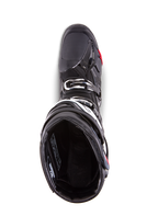 Stivali Alpinestars Tech 10 Enduro, stivali da motocross, nero, vista dall'alto che mostra la fodera interna, sistema di chiusura a tripla fibbia e area della punta rinforzata, progettati per gare enduro e off-road ad alte prestazioni